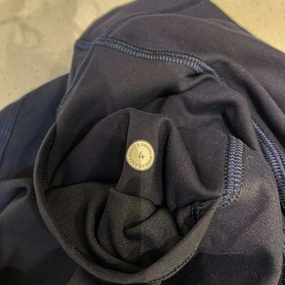 Lululemon Invigorate HR Crop 19" in Navy Blue - Picture 4 of 6